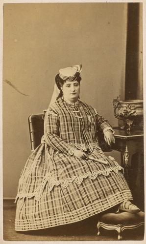 J. F. Guimaraes - Jeune femme assise de face
