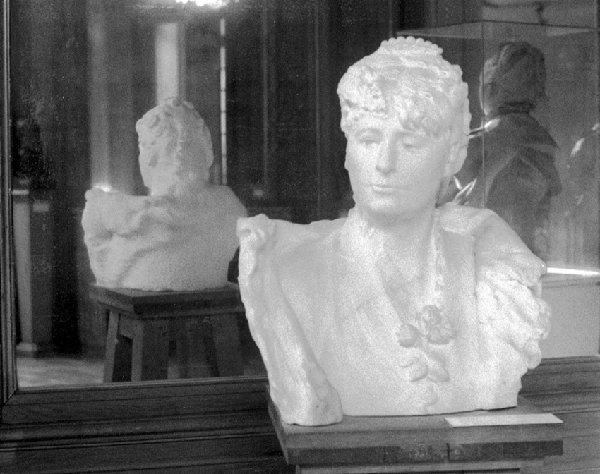 Auguste Rodin - Madame Alfred Roll