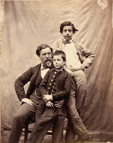 Achille Bonnuit - Homme assis avec deux garçons (un père et son fils ?)