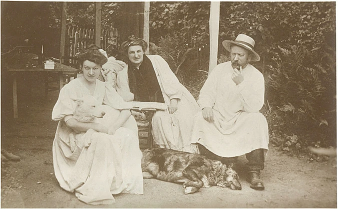 Photographie d un portrait de famille Carlo Bugatti sa femme et