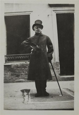 Anonyme - Max Jacob en redingote et haut-de-forme, appuyé sur une canne