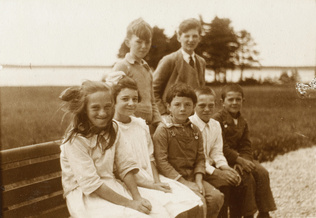 Anonyme - Anticosti, Hubert et Jean Menier avec un goupe de jeunes gens