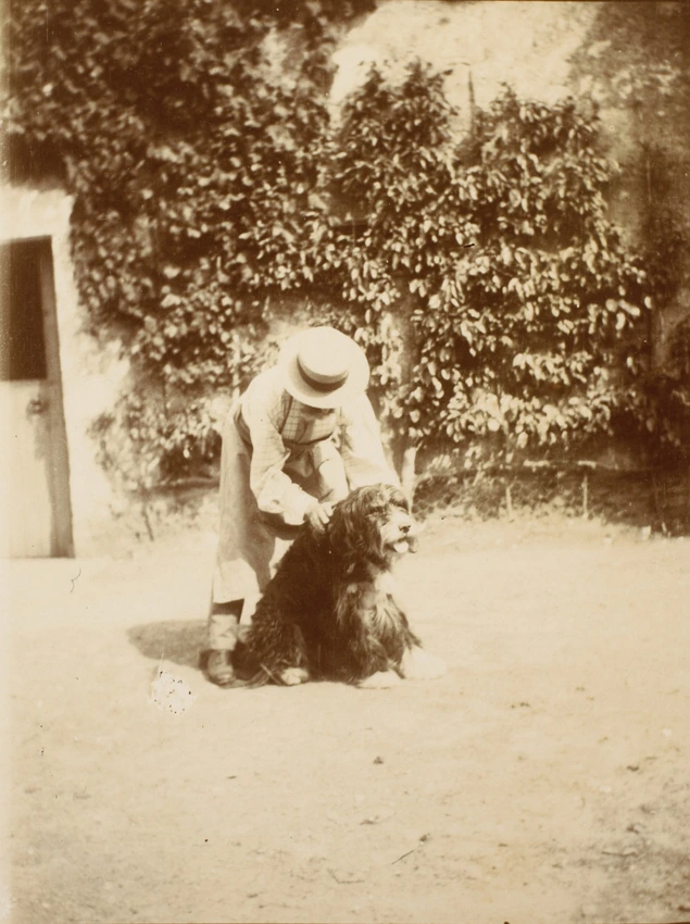 René Lalique - La Benneterie, Crac et le jardinier, cour du potager