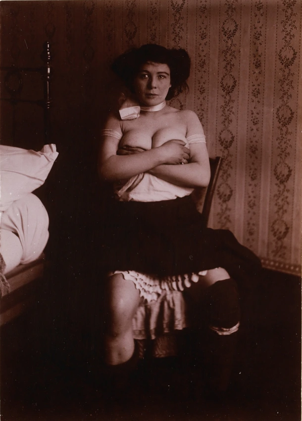 Etudes de nu, femme assise bras croisés - Anonyme