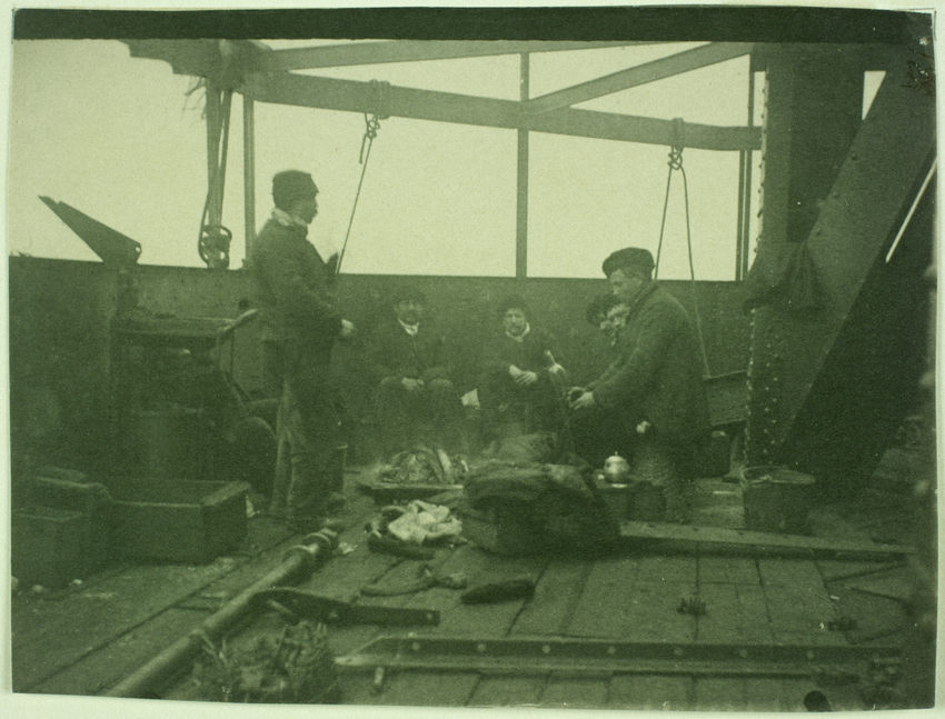 Six ouvriers déjeunant sur une plate-forme de la Tour-Eiffel - Henri Rivière