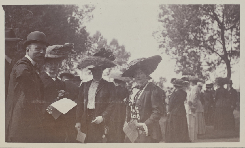Anonyme - Mme et Melle de Ganay, Mme Legrand et la comtesse de Noailles aux cour...