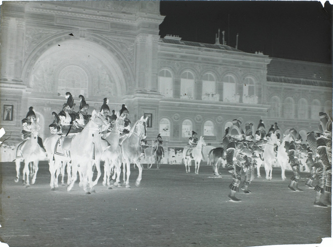 Henri Lemoine - Défilé du carnaval à Paris, polichinels, cavaliers et amazones