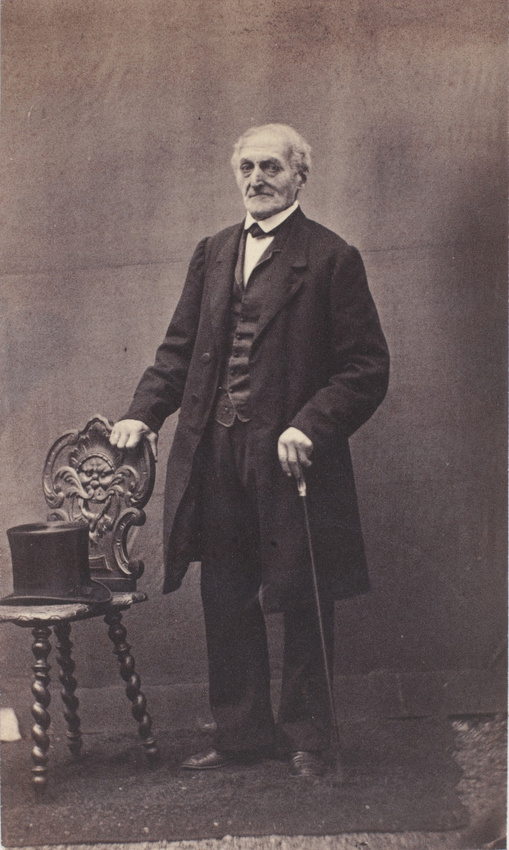 Achille Bonnuit - Homme agé en pied tenant une canne