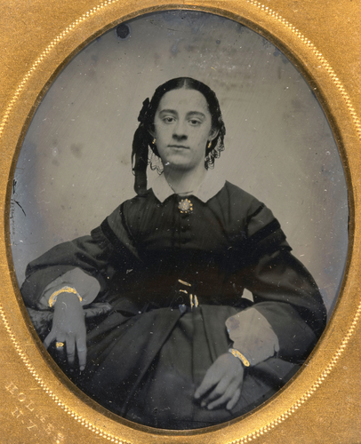 Silas A. Holmes - Portrait de jeune femme à mi-corps, assise de face