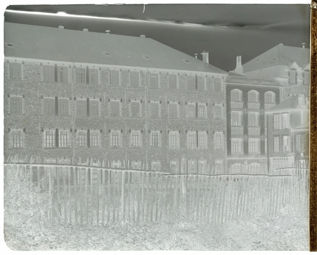 Façade de l'usine de porcelaine de Charles Haviland à Limoges Paul