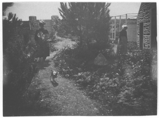 Henri Rivière - Madame Rivière marchant avec son chien devant la porte du jardin...