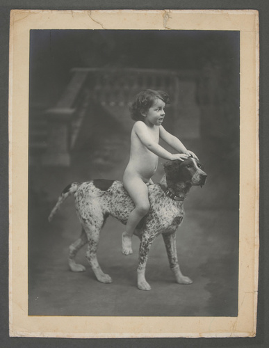 Anonyme - Jeune garçon sur un chien
