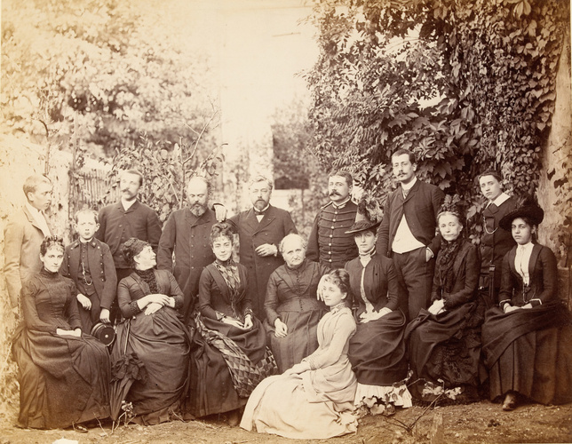 Anonyme - Groupe en extérieur autour de Gustave Eiffel et de Mme Gaudelet