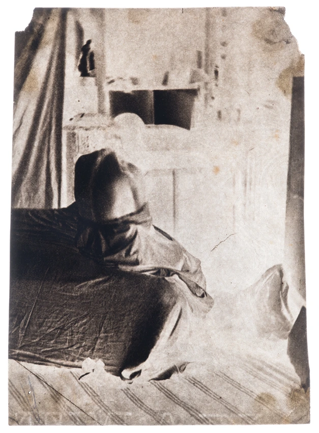 Charles Nègre - Modèle dans l'atelier de l'artiste, sa chemise lui découvrant le...