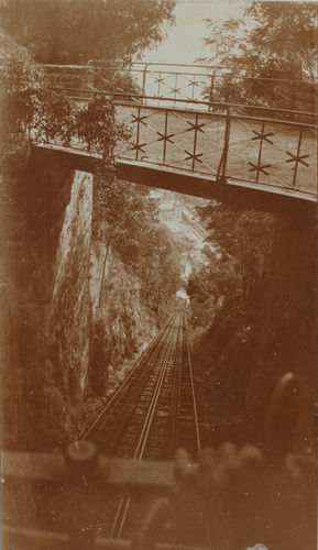 Anonyme - Valmont-sur-Territet, en septembre, le funiculaire Territet-Glion
