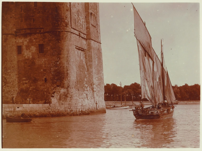 Charles Augustin Lhermitte - La Rochelle, voilier naviguant au sortir du port
