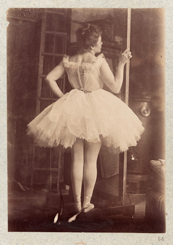 Anonyme - Lili Grenier en danseuse de dos, dans l'atelier d'Albert de Belleroche