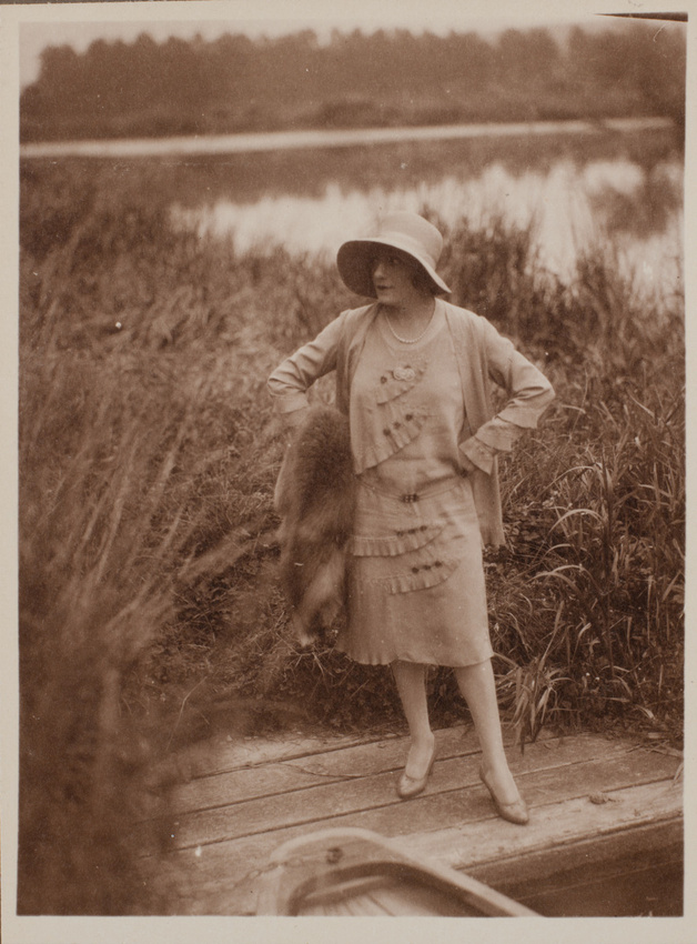 Charles Augustin Lhermitte - Portrait d'une femme élégante sur fond de paysage a...