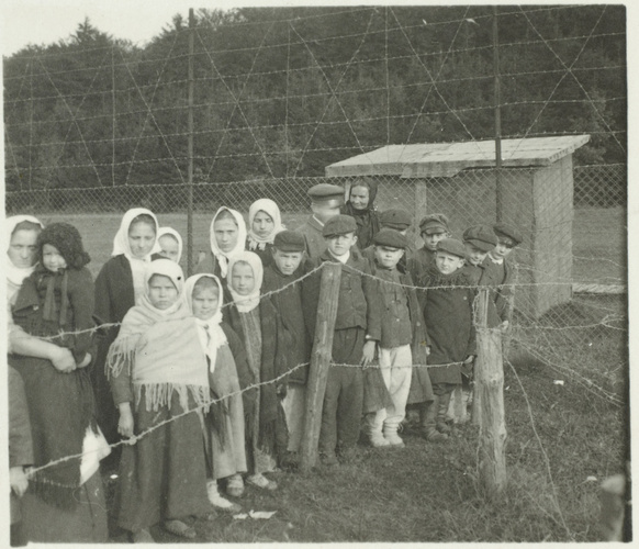 André de Boudinhon - Femmes et enfants dans la cour du camp de Holzminden