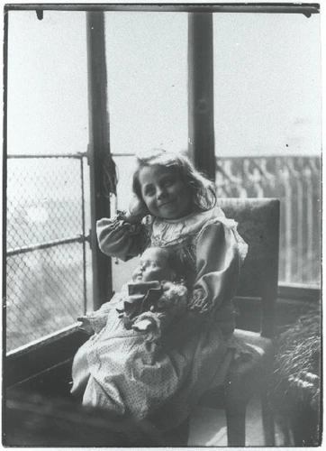 Gabriel Loppé - Petite fille assise avec une poupée