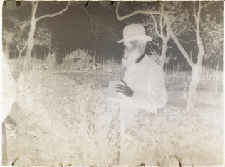 Pierre Bonnard - Vuillard tenant son appareil Kodak