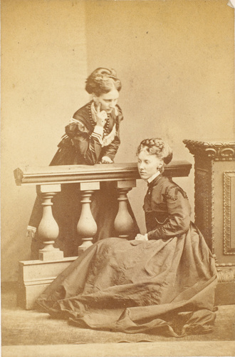 W. H. P. Restwich - Deux femmes, l'une assise, l'autre accoudée à une balustrade