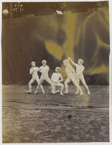 Albert Londe - Hippodrome de l'Alma, numéro d'acrobates, tableaux vivants