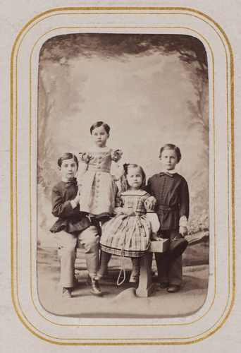 Portrait de groupe d'enfants