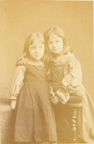 Elliott & Fry - Laurence et Anna Alma-Tadema, à l'âge de neuf et sept ans