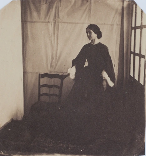 Henry Sauvaire - Portrait de jeune femme de profil debout, posant la main droite...