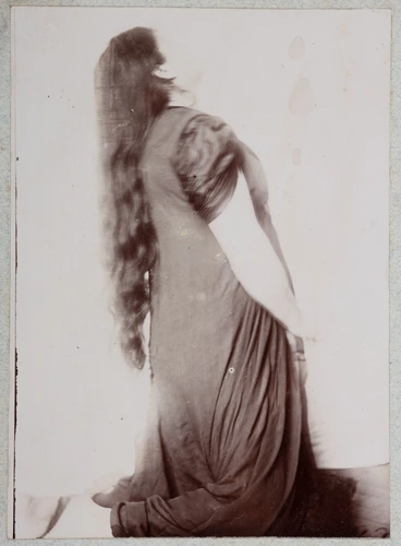 Anonyme - Lili Grenier à genoux, la tête levée, cheveux détachés