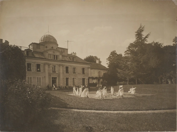 Harry C. Ellis - Loïe Fuller et ses élèves dans le parc de l'Observatoire de Juv...