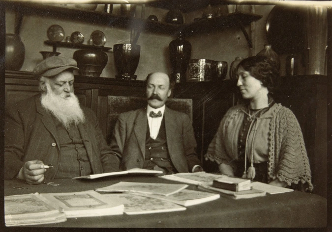 Anonyme - Auguste Delaherche, à gauche, en compagnie d'un homme et d'une femme, ...