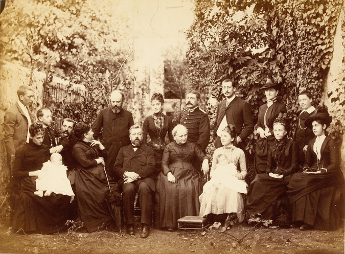 Anonyme - Groupe en extérieur autour de Gustave Eiffel et de Mme Gaudelet sa bel...