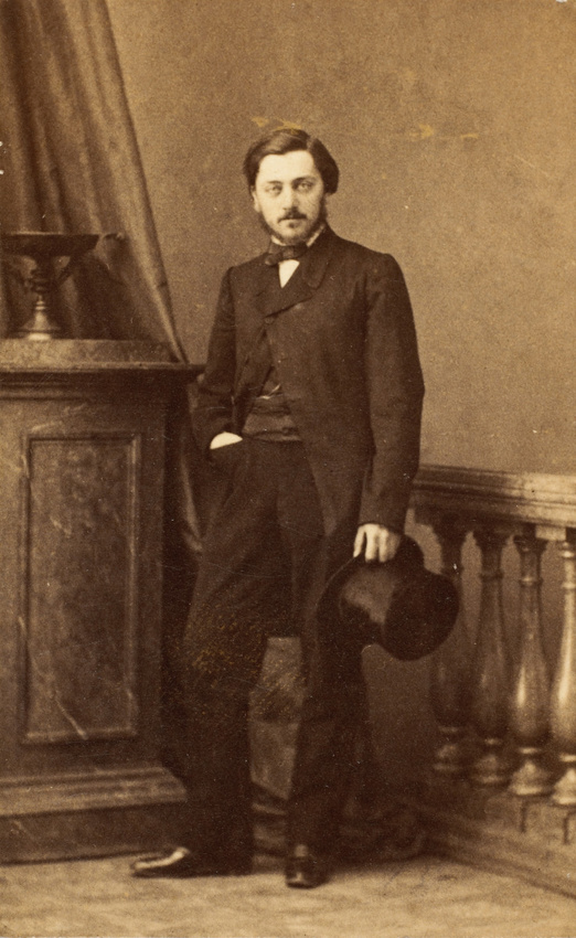 André Adolphe Eugène Disdéri - Gustave Eiffel debout en pied, chapeau à la main,...
