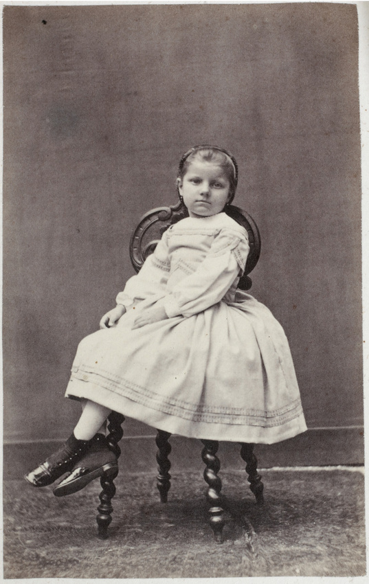 Achille Bonnuit - Petite fille assise sur une chaise