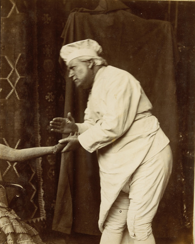 François Brunery - Homme vêtu en mitron penché vers un mannequin féminin de bois...
