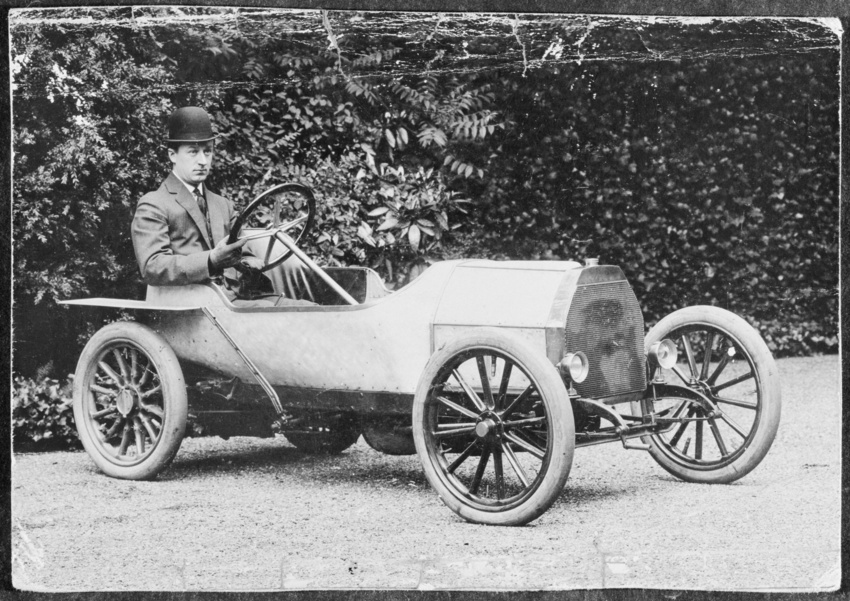 Anonyme - Photographie : Ettore Bugatti au volant de la Bugatti de 1907 et dessi...