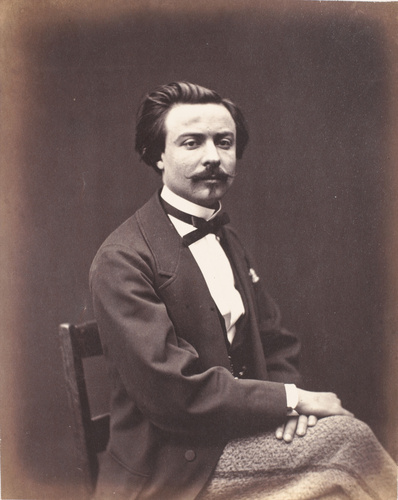 Achille Bonnuit - Homme assis, jambes et mains croisées