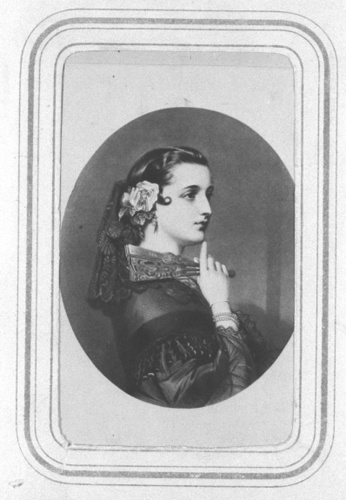 Anonyme - Photographie du portrait peint d'une espagnole