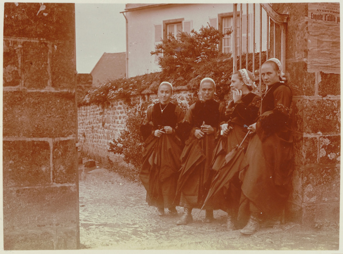 Charles Augustin Lhermitte - Douarnenez ou Landudec ?, quatre jeunes femmes près...