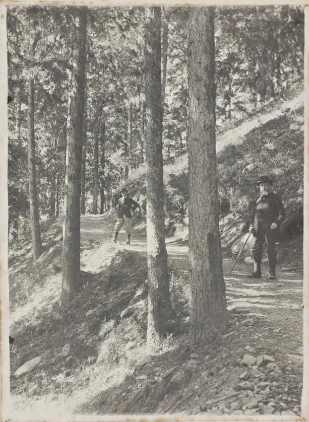 Anonyme - Deux hommes, de face, sur un sentier dans un paysage boisé