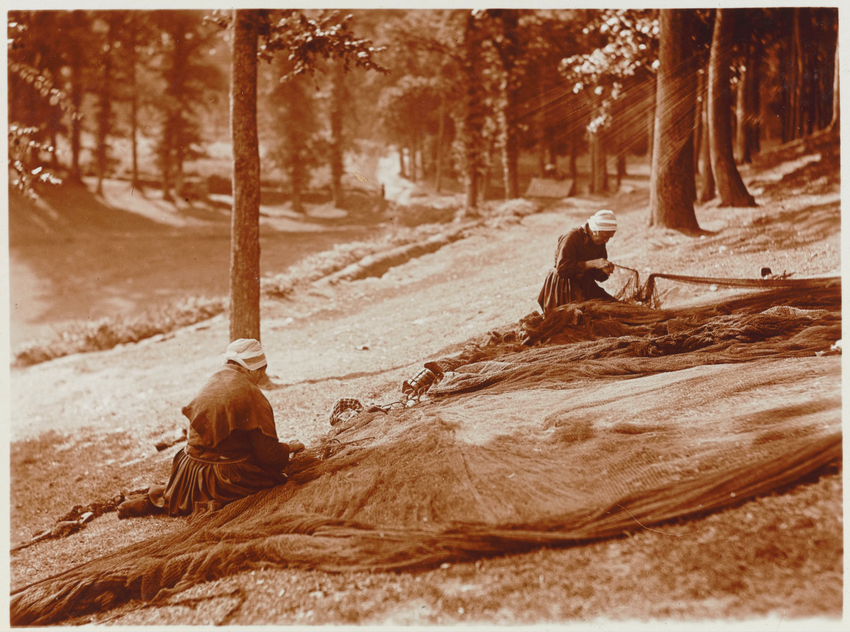Deux femmes réparant des filets de pêche, dans le bois de Plomarc'h, près de Douarnenez - Charles Augustin Lhermitte