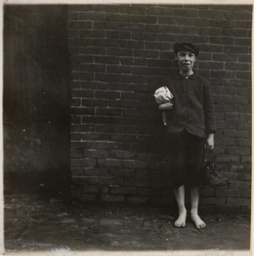 Lewis Hine - A sweeper in the Hill factory, Lewston, I saw him working inside