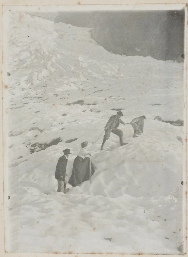 Anonyme - Yvonne Rouart et trois hommes, en cordée, dans la montagne enneigée