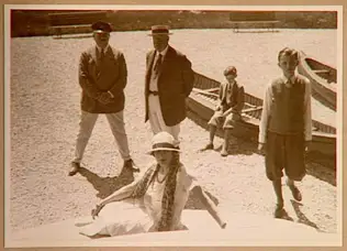 Anticosti, Simone, Claude et Hubert Menier, Charles Donahue et Georges Martin-Zédé sur la terrasse de la villa - Anonyme
