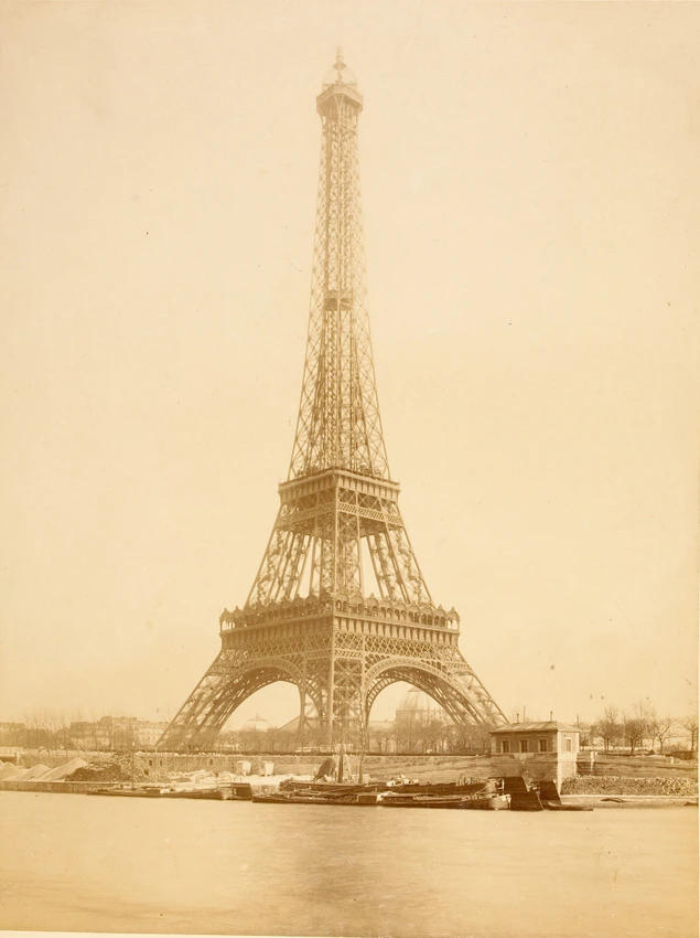 La Tour Eiffel achevée. Au premier plan : la Seine et des péniches. Derrière : les bâtiments de l'Exposition universelle - Louis-Emile Durandelle