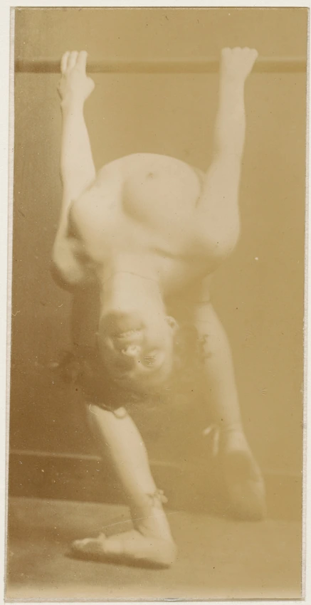 François-Rupert Carabin - Femme nue penchée en arrière, tenant une barre, visage...