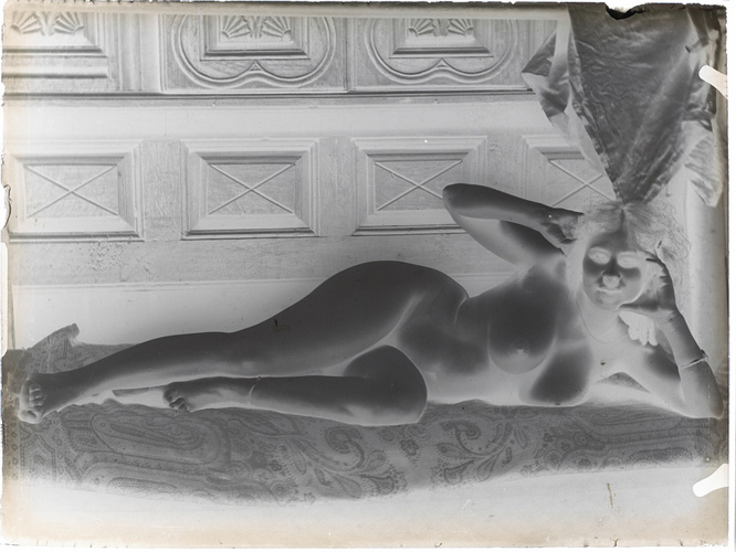 Femme nue couchée sur le côté gauche
