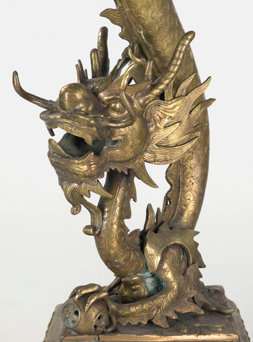 Anonyme - Torchère en forme de dragon portant une lampe à pétrole